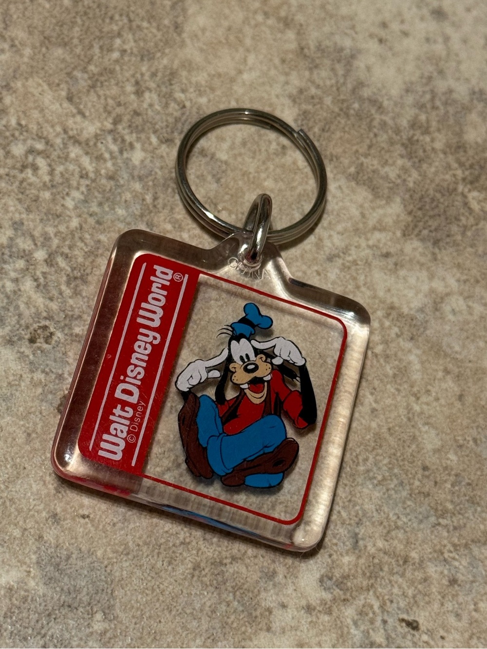 Vintage WALT DISNEY WORLD Keychain Hangtag Key Chain Fob Key Ring Goofy
